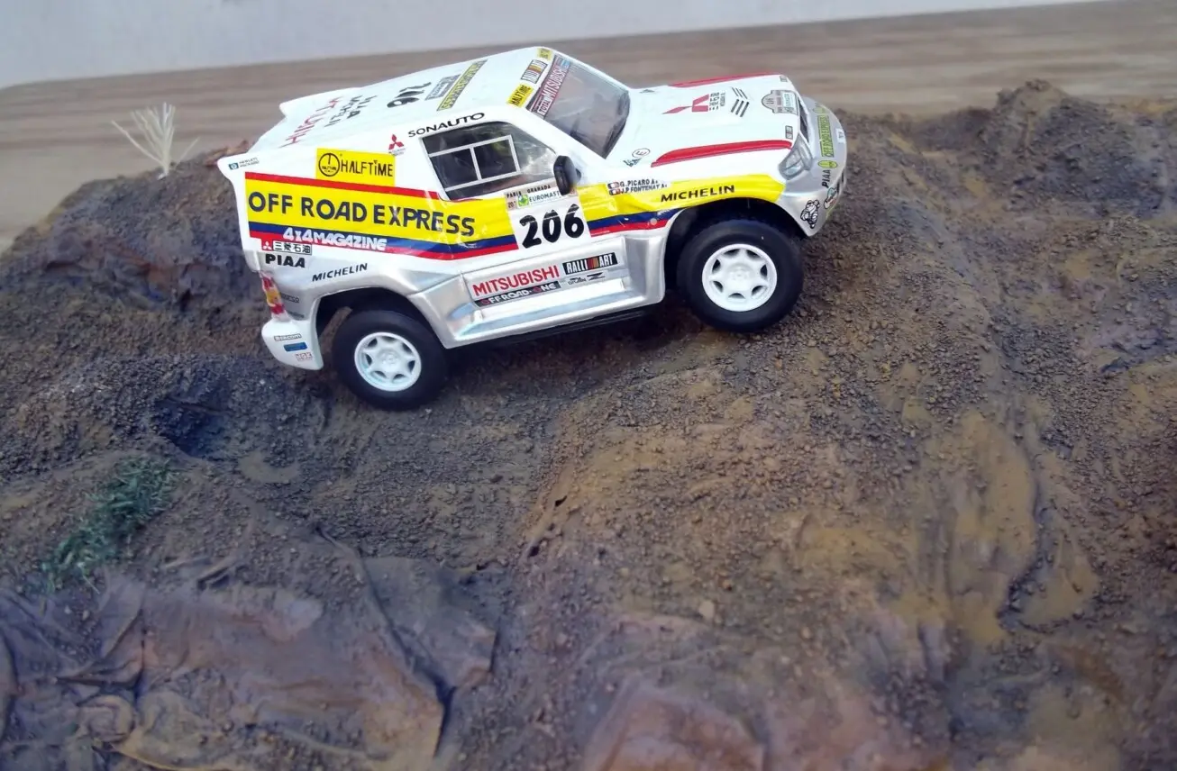 MITSUBISHI MONTERO EVO (1998) maquetas-armadas.com