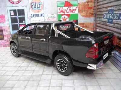 toyota hilux maquetas-armadas.com